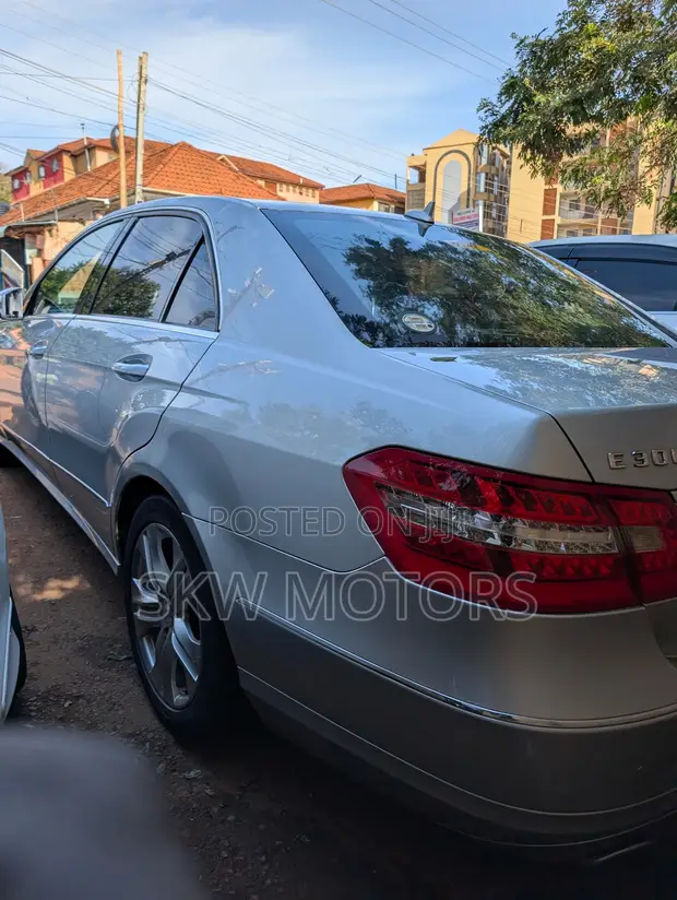 Mercedes-Benz E300 2009 Silver - 1
