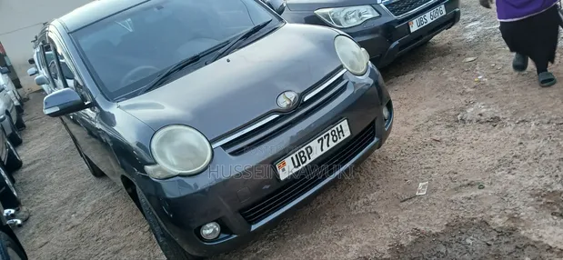Toyota Sienta 2006 Gray - 1