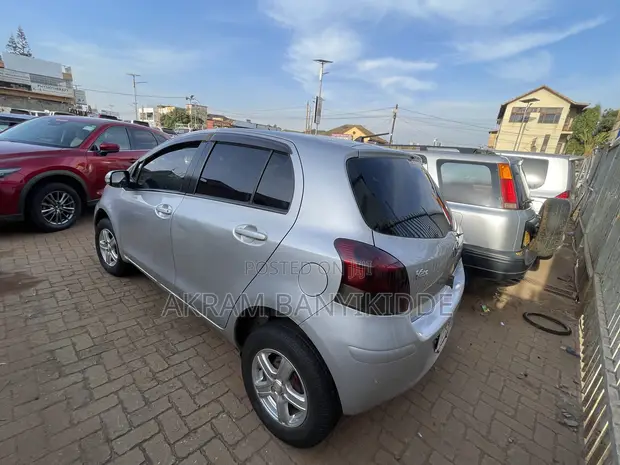 Toyota Vitz 2008 Silver - 1