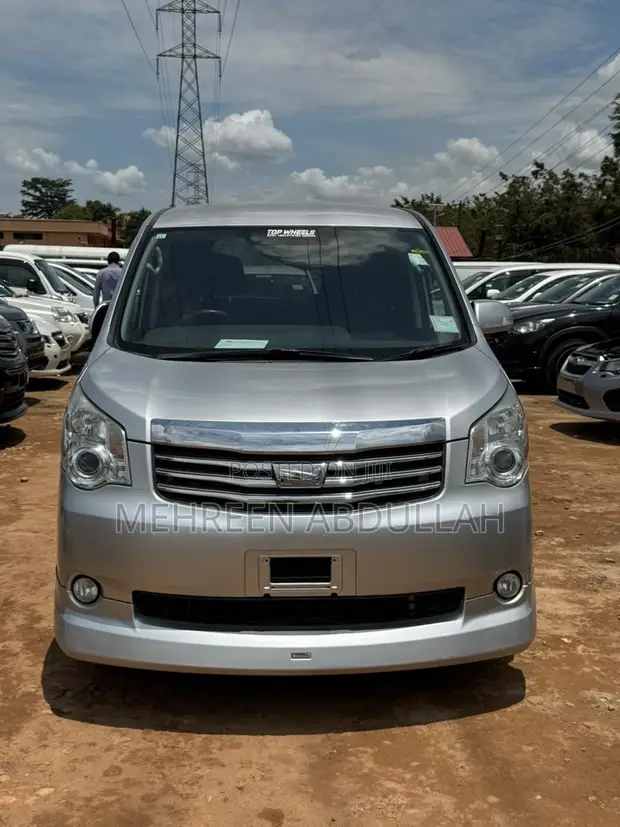 Toyota Noah 2.0 143hp AWD (7 Seater) 2013 Silver - 1