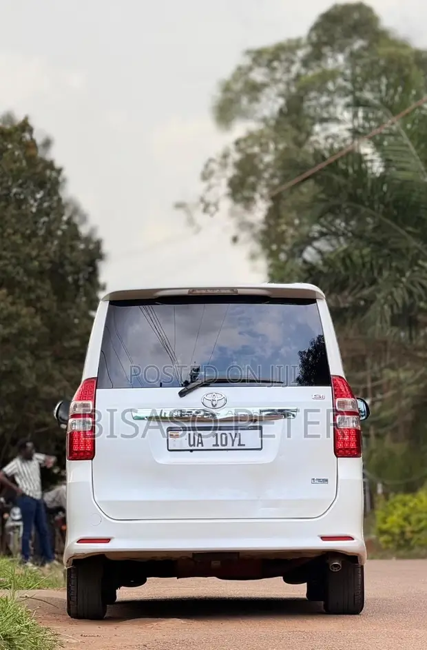 Toyota Noah 2.0 143hp AWD (7 Seater) 2011 White - 1