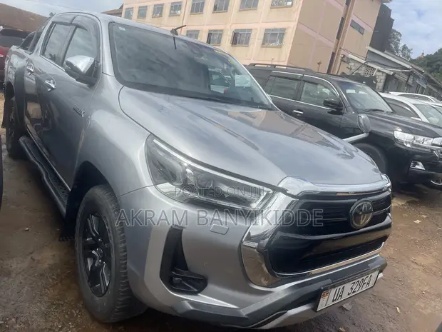 Toyota Hilux 2020 Silver - 1