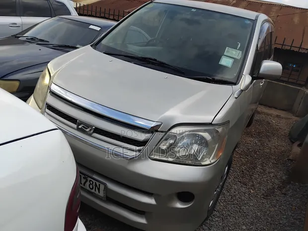 Toyota Noah 2005 - 1