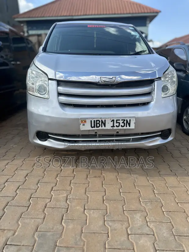 Toyota Noah 2008 Silver - 1