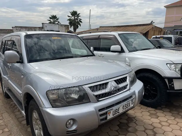 Mitsubishi Pajero 2007 Silver - 1