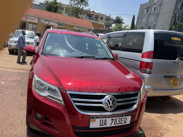 Volkswagen Tiguan 2012 Maroon - 1