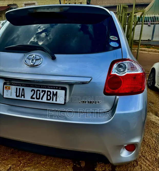 Toyota Auris 2012 Silver - 1
