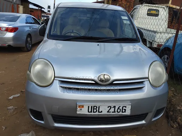 Toyota Sienta 2009 Silver - 1