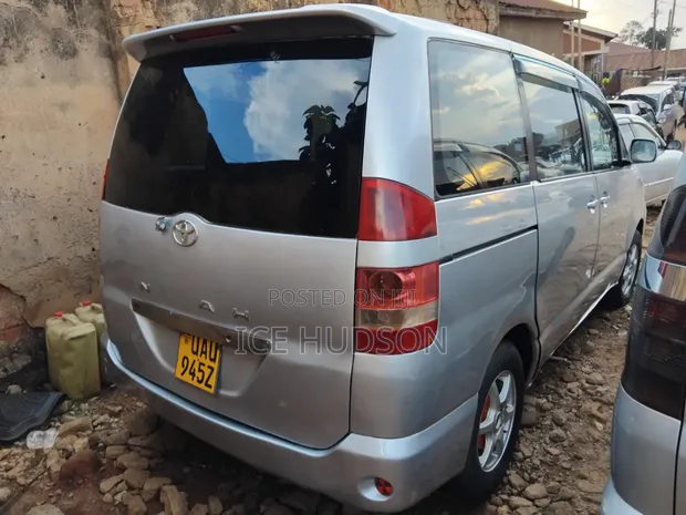 Toyota Noah 2007 Gray - 1