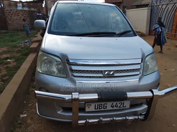 Toyota Noah 2007 Gray - 1