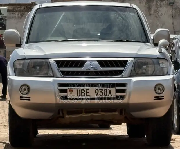 Mitsubishi Pajero 3.0 2009 Silver - 1