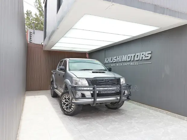 Toyota Hilux 2010 Pickup - 1