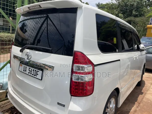 Toyota Noah 2012 White - 1