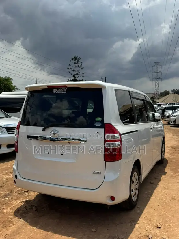 Toyota Noah 2.0 143hp AWD (7 Seater) 2013 White - 1