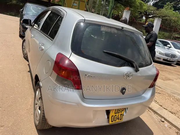 Toyota Vitz 2007 Silver - 1