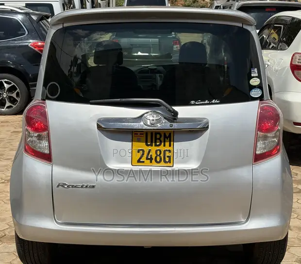 Toyota Ractis 1.5 FWD 2009 Silver - 1