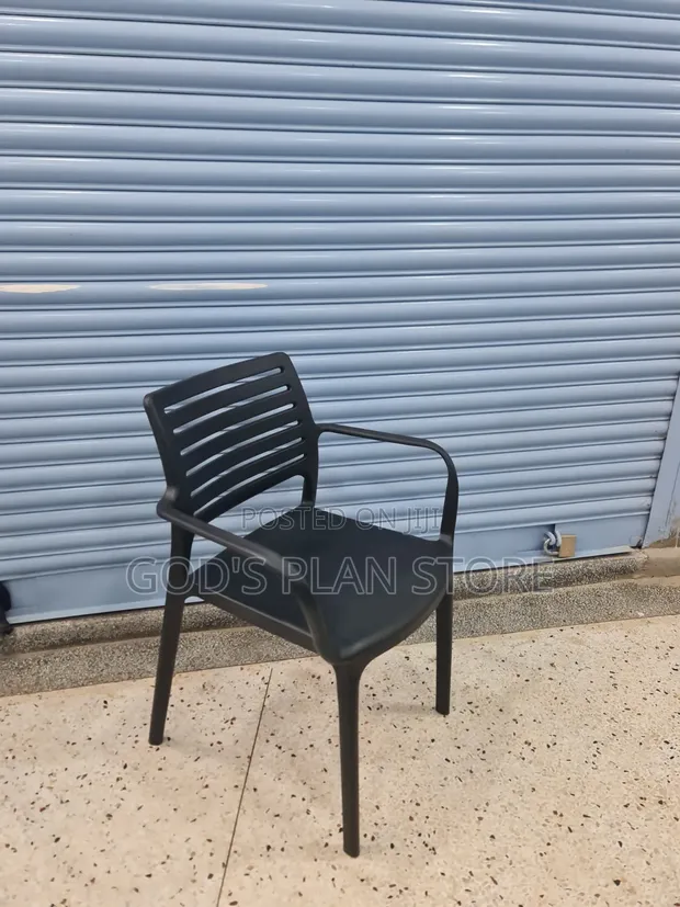 Durable Plastic Garden Chairs for Restaurants & Bars - 1