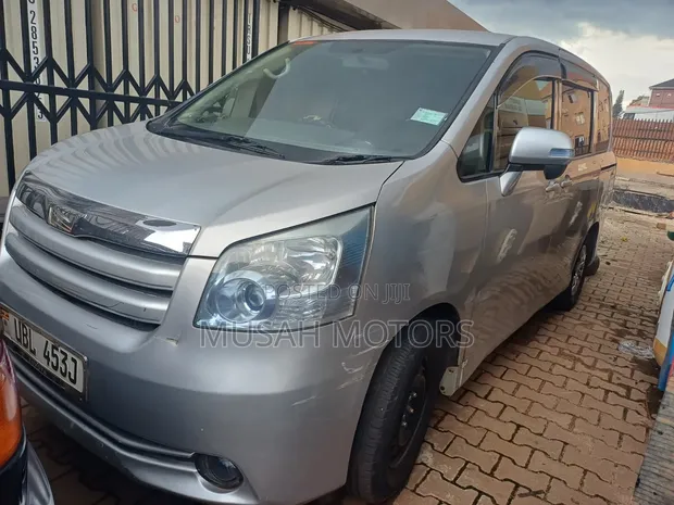 Toyota Noah 2010 Silver - 1