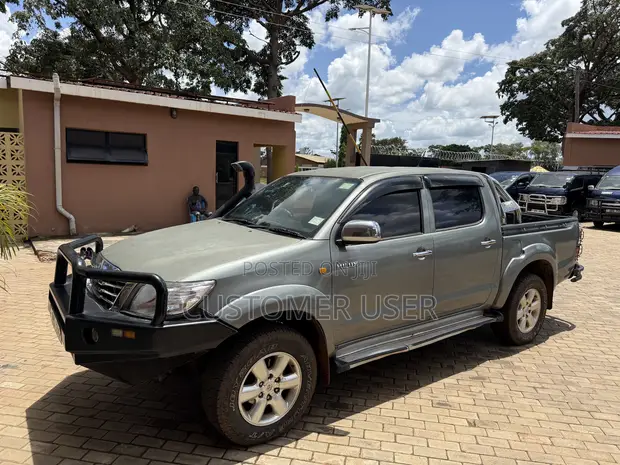 Toyota Hilux 2012 Gray - 1