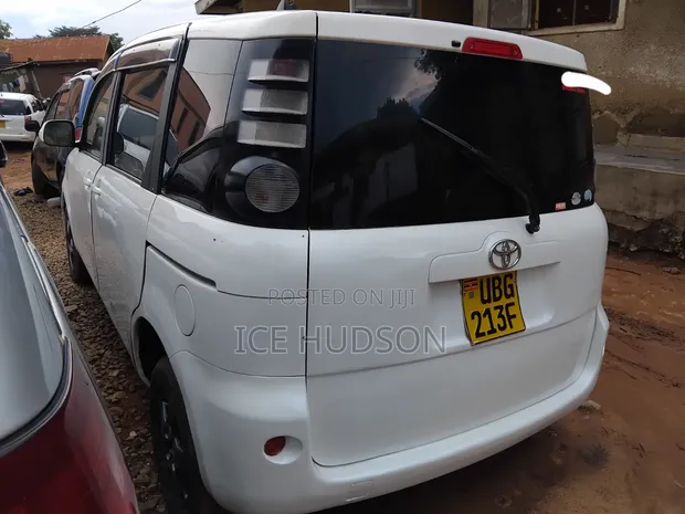 Toyota Sienta 2007 White - 1