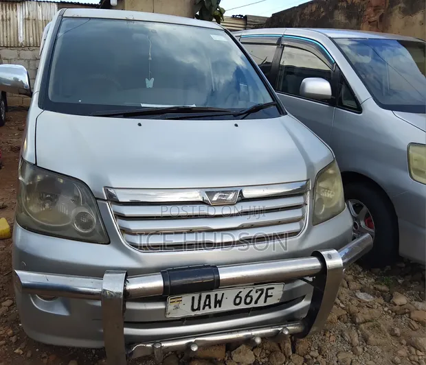 Toyota Noah 2004 Gray - 1