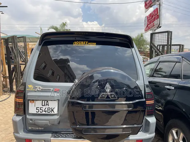 Mitsubishi Pajero 2009 Gray - 1
