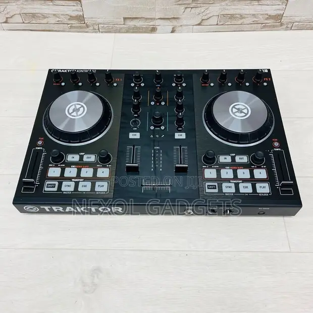 Traktor S2 DJ Controller - 1