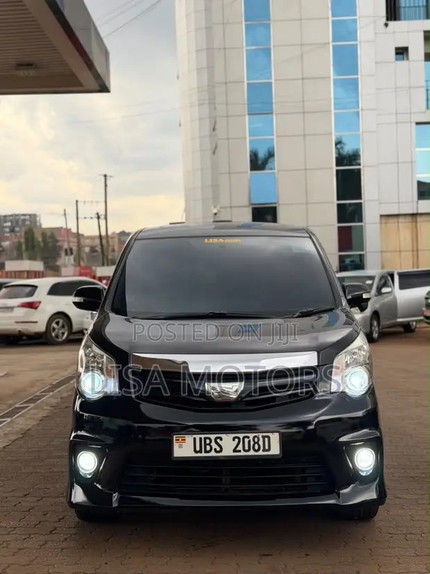 Toyota Noah 2.0 143hp AWD (7 Seater) 2013 Black - 1
