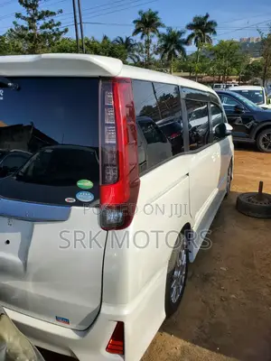 Toyota Noah 2.0 AWD 8 Seater 2016 White