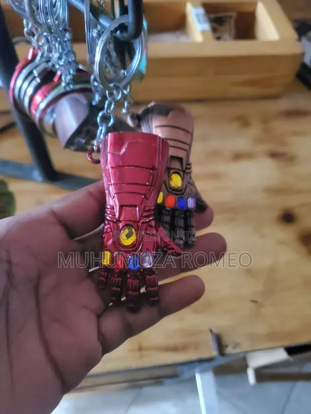 Iron Man Infinity Gauntlet Keychain - 1