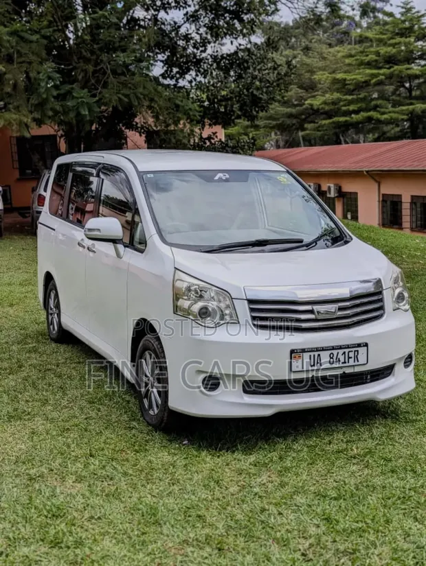 Toyota Noah 2.0 143hp AWD 8 Seater 2012 White - 1