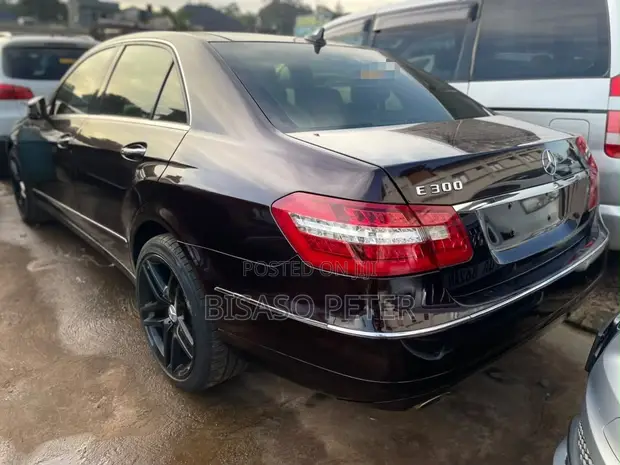 Mercedes-Benz E300 2011 Black - 1