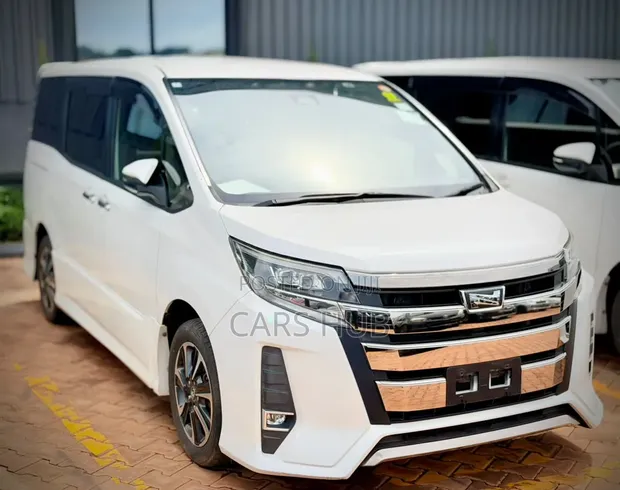 Toyota Noah 2.0 AWD (8 Seater) 2017 White - 1