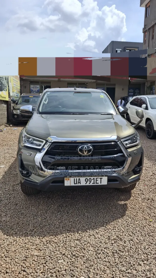 Toyota Hilux 2023 Silver - 1