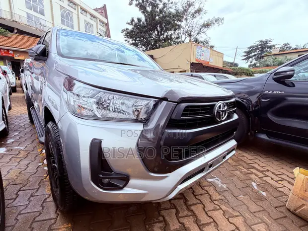 Toyota Hilux 2021 Silver - 1