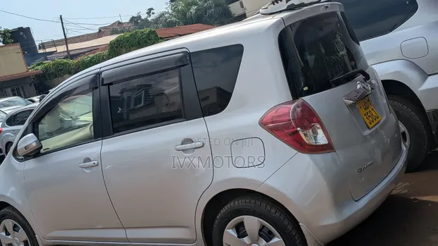 Toyota Ractis 1.3 FWD Hatchback 2009 Silver - 1