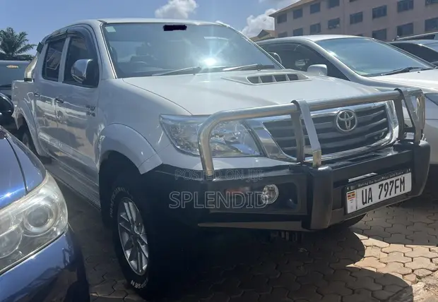Toyota Hilux 2013 White - 1