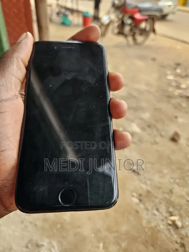 Apple iPhone 7 32GB Black - 1