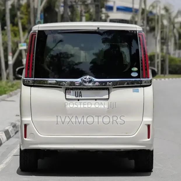 Toyota Noah 2.0 AWD (8 Seater) 2018 White - 1