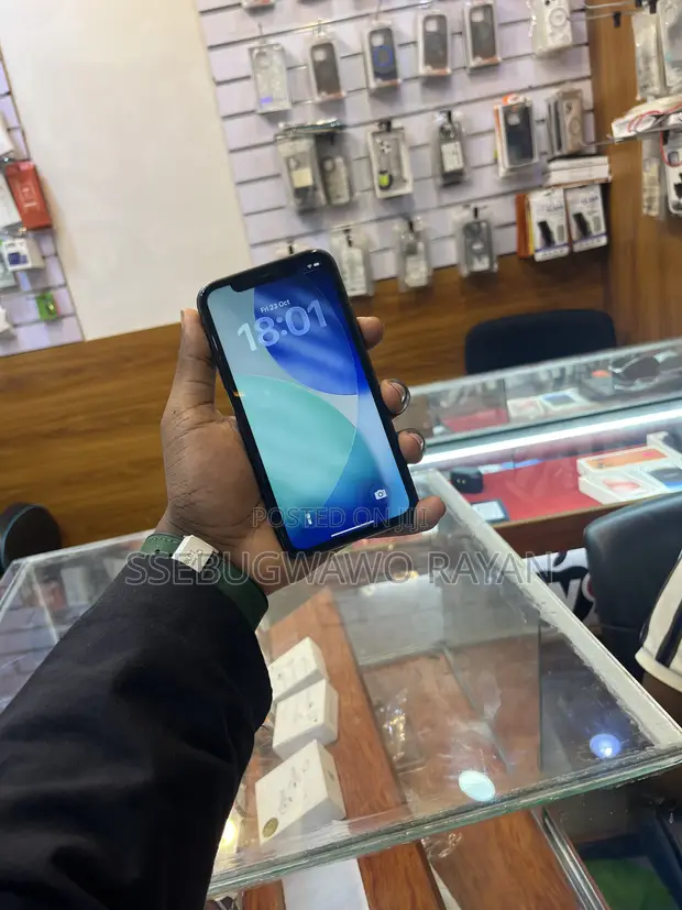 Apple iPhone 11 64GB Black - 1
